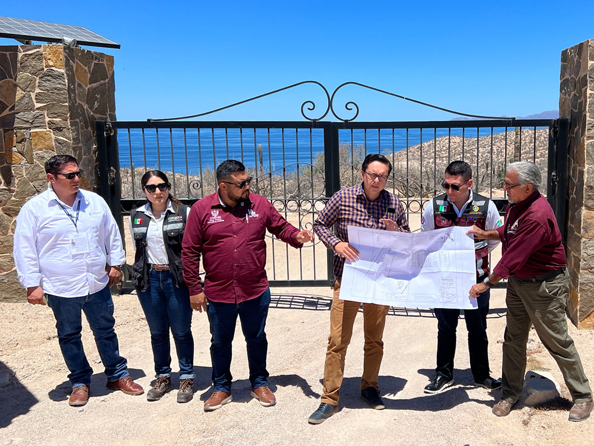 Operativo interinstitucional en el retiro del portón del acceso vecinal en Puerto Mejía. Fuente: Ayuntamiento de La Paz