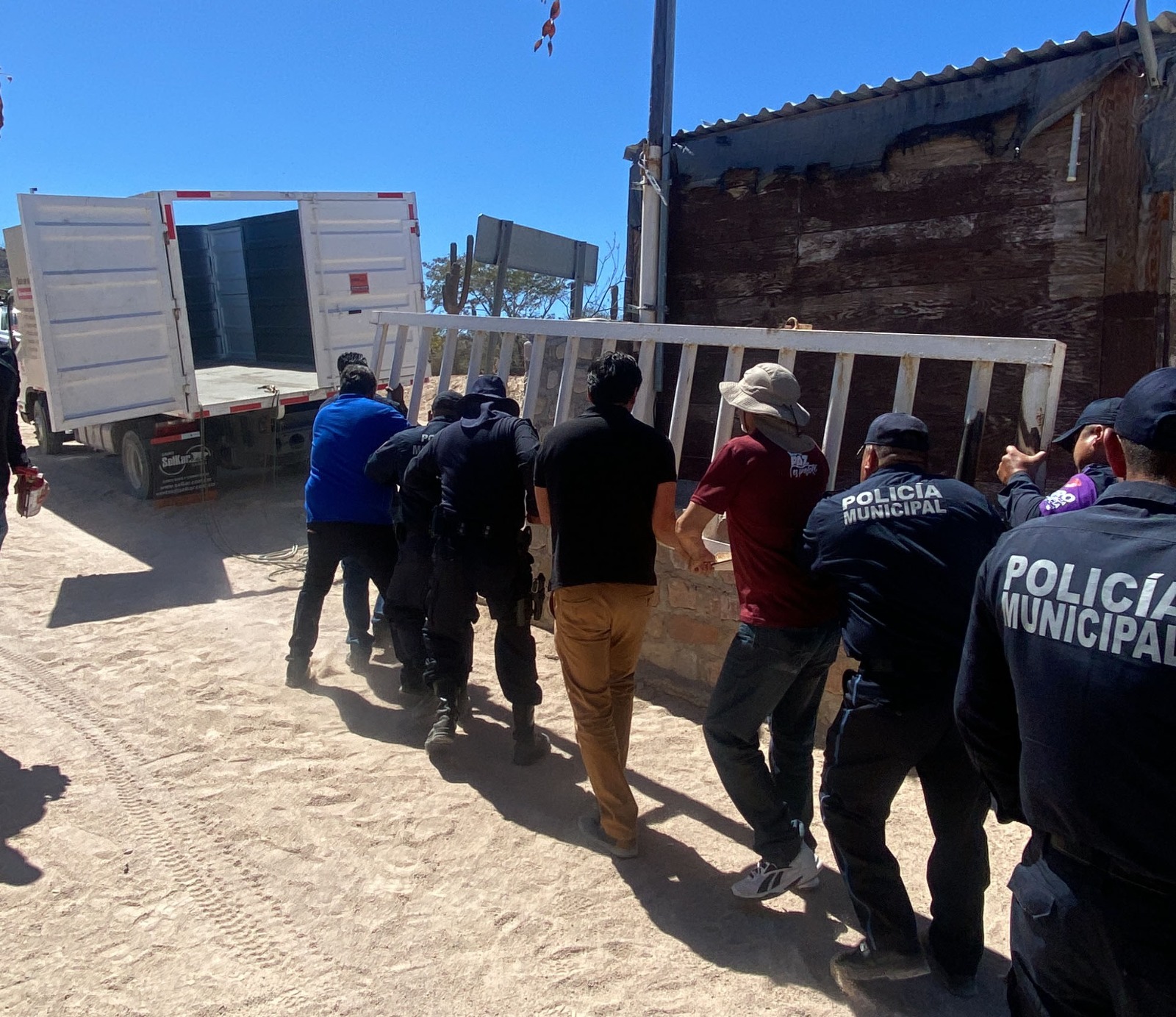 Operativo interinstitucional encabezado por el Ayuntamiento de La Paz liberando el libramiento norte Las Cruces cerca de la playa El Saltito. Fuente Ayuntamiento de La Paz